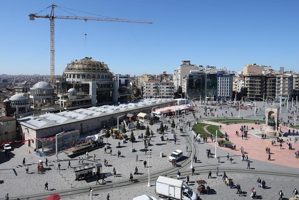 <p>''Cami inşaatı hem yukarı doğru hem de aşağıya doğru devam etti. Yukarıda ana kubbenin yakın zamanda kapandığını görüyoruz. En alt katta da temel tamamlanıyor. Caminin kaba inşaatını hızlı bir şekilde, çevreyi de çok rahatsız etmeden tamamlama noktasına geldik. Bundan sonra minarelerin, iç süslemelerin yapımının yer aldığı süreç başlayacak. İnce işçiliğin devam ettiği Taksim Camii sürecine gececeğiz.''</p>
<p> </p>