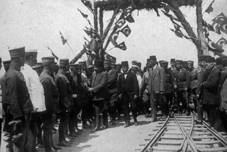 <p><strong>Ordunun politikaya karışmasına razı olmadı</strong></p>
<p> Atatürk'ün sevdiği, saydığı ve güvendiği bir komutan olan Fevzi Çakmak, Çanakkale'de başlayan arkadaşlığını, Atatürk'ün ölümüne kadar karşılıklı sevgi, saygı ve bağlılıkla sürdürdü.</p>
<p>TBMM'deki muhalefet grubunun, Mustafa Kemal Paşa'nın yerine kendisini geçirme fikrini açtığı Fevzi Çakmak bunu tereddütsüz reddetti ve şu yanıtı verdi: </p>
