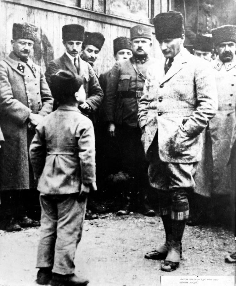 <p>Atatürk’ün vefatından sonra tekrar Fevzi Çakmak’a Cumhurbaşkanlığı teklifi ile gelindi ve "Meclis’te ve orduda çoğunluk sizi Cumhurbaşkanı görmek istiyor" denildi. </p>
<p>Fevzi Çakmak ise Genelkurmay Başkanı olduğunu belirterek "Anayasaya göre Cumhurbaşkanı ancak Meclis’in içinden seçilebilir" yanıtını verdi. "Peki bize aday gösterebilir misiniz?" sorusuna da Çakmak, "Bana kalırsa bugünkü durumda Atatürk’ün yerine geçmeye en layık olan şahıs, İsmet İnönü’dür. Bu benim sadece kendi düşüncemdir. Fakat Büyük Millet Meclisi kimi layık görür de seçerse o benim de Cumhurbaşkanım olur. Yeter ki bu seçilme, kanuna ve anayasaya uygun olsun” yanıtını verdi.</p>
