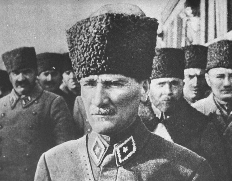 <p>İkinci Dünya Savaşı başladığında ise Fevzi Çakmak, Cumhurbaşkanı İsmet İnönü’ye her fırsatta savaşın sınırların uzağında olduğuna, orduyu kuvvetlendirecek fakat savaşın dışında kalmak için çalışacaklarına ilişkin sözleriyle, ülkenin İkinci Dünya Savaşı'na katılmamasında önemli bir rol üstlendi.</p>
<p> </p>