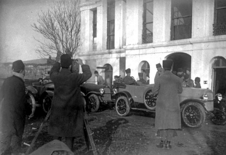 <p><strong>Siyasi yaşamı</strong></p>
<p>Mareşal Fevzi Çakmak, askeri hayatı sona erip emekli olduktan sonra 1945'te çok partili hayata geçilmesiyle Demokrat Parti'nin kurulmasına destek verdi.</p>