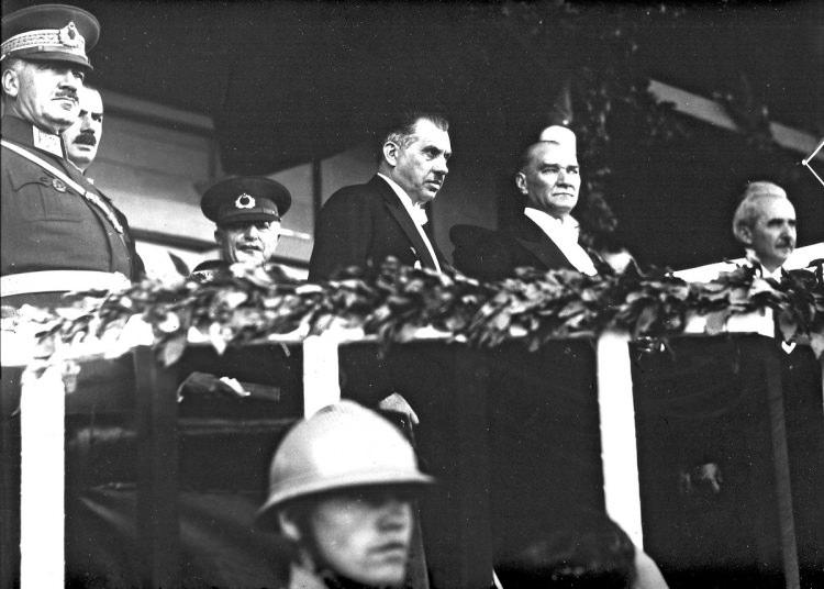 <p>1946 seçimlerinde İstanbul milletvekili olarak parlamentoya giren Fevzi Çakmak, bir süre sonra parti içinde çıkan anlaşmazlıklar neticesinde Demokrat Partiden ayrılarak, Millet Partisi'ne geçti ve bu partinin onursal başkanlığını yaptı. Mareşal Fevzi Çakmak 10 Nisan 1950 Pazartesi sabahı saat 07.30’ta vefat etti ve Eyüp Mezarlığı’na defnedildi.</p>
