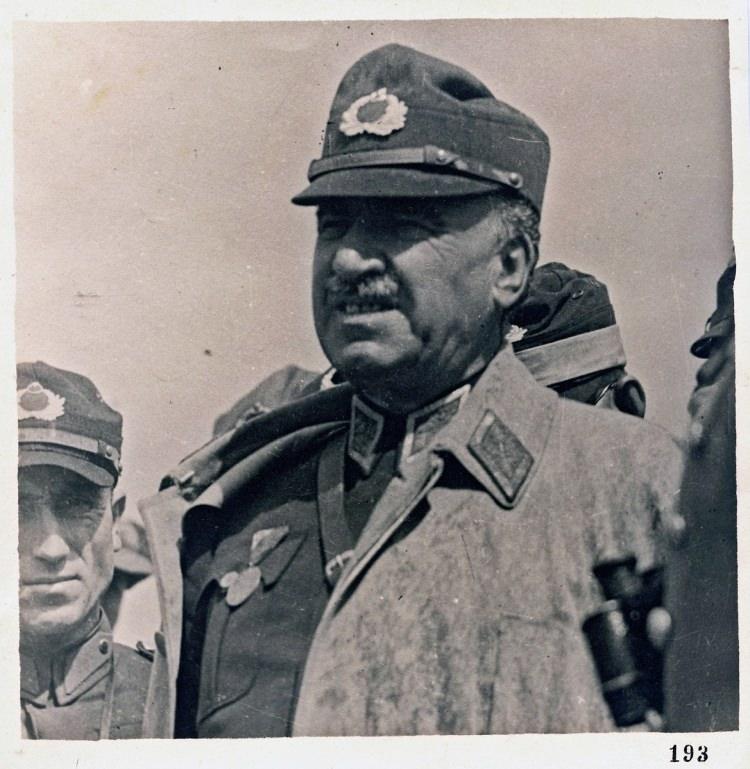 <p>"Bir ordunun muharebe vasıta ve usulleri alınabilir, lakin milli seciye ve ruh kıymeti nesilden nesile intikal eder." sözüyle tarihe not düşen Mareşal Fevzi Çakmak'ın "Büyük Harpte Şark Cephesi Hareketleri", "Garbi Rumeli'nin Suret-i Ziyaı ve Balkan Savaşı'nda Garp Cephesi" adlı eserleri bulunuyor. </p>
<p> </p>