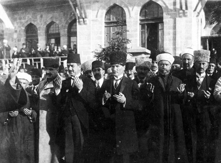 <p>Eğer bu yolu bırakarak birtakım siyasi entrikalara kapılacak olursak bu memleketi batırırız. Buna da hakkımız yoktur. Hele ordunun politikaya karışmasına hiçbir şekilde razı olamam. Ben bugün ordunun en sorumlu bir yerinde bulunuyorum. Teklifinizi kabul edecek olursam yarın benim yerime geçecek olan bir paşa da ordunun kendisine bağlı olduğuna güvenerek beni devirir ve yerime geçer. Onu da çok geçmeden bir üçüncü paşa taklit eder. Memleket asıl o zaman askeri diktatörlüğe doğru kayar ve memleketin bizden beklediği hizmetlerin hiçbirisi yapılamaz." </p>