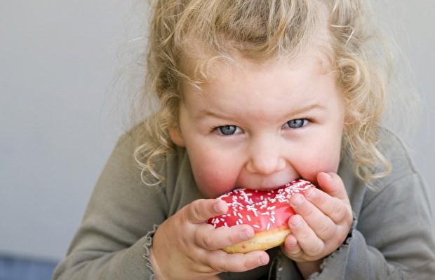 <p><strong>OBEZİTE</strong></p>

<p>Günümüzde yaygın olarak tüketilen fastfood yiyecekler, hem yetişkinlerde hem de çocuklarda obezite gibi rahatsızlıklara neden oluyor. Erken yaşta önlemi alınmayan obezite, ilerleyen zamanlarda kişinin hayatını olumsuz etkileyebiliyor. Bu nedenle sağlıklı bir beslenme için kontrole gidilmesi gerekir.</p>
