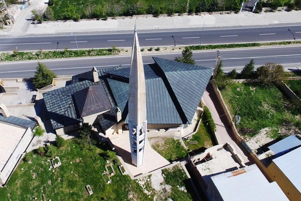 <p>Caminin yapımında büyük katkıları bulunan Hulusi Efendi'den sonra kurduğu vakıf da hala imar ve ihyasını yürütmekte. Görenlerin şaşırdığı ve sıra dışı kabul ettiği bu yarım asırlık cami, bazı teknik üniversitelerde ders konusu olarak işlenmektedir." diye konuştu.</p>
