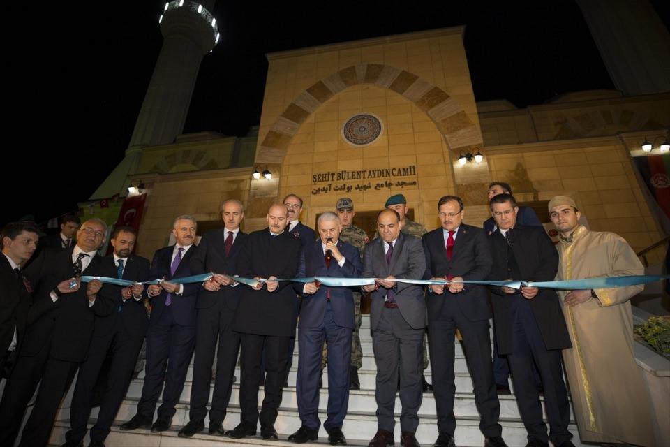 <p>Yıldırım, d&uuml;n resmi temasları kapsamında başkent Kabil'deki Afganistan T&uuml;rk G&ouml;rev Kuvveti Komutanlığını (ATGK) ziyaretinin ardından Hamid Karzai Uluslararası Havalimanı Komutanlığı yerleşkesindeki Şehit Baş&ccedil;avuş B&uuml;lent Aydın Camisi'ne y&uuml;r&uuml;yerek gitti.</p>

<p>&nbsp;</p>
