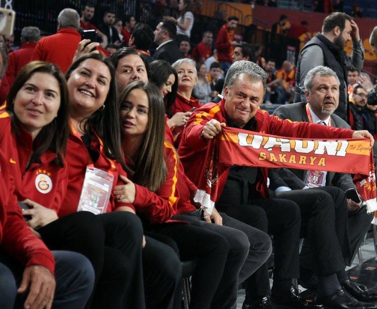 <p>Bu tezahüratın ardından Fatih Terim de salonu dolduran binlerce Galatasaraylı gibi ayağa kalkarak bir süreliğine tezahürata eşlik etti.</p>
