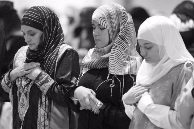 <p>Bir diğer hediye de, Mi'rac Gecesi Allah ile karşılıklı selâmlaşma ve sohbetlerinden bazı sözleri getirmiştir ki Et-Tahiyyâtü diye bütün namazlarda teşehhütte okunuyor. Böylece Miraç'ta Allah ve Resulü arasındaki o kutlu konuşma hatırlanıyor.</p>
