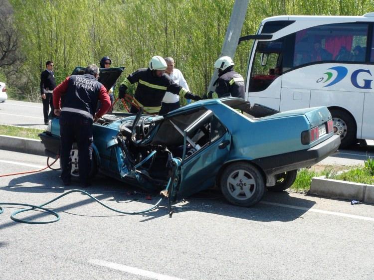 <p>Yozgat'ta aydınlatma direğine çarpan otomobildeki 2 kişi  hayatını kaybetti, 1 kişi yaralandı.</p>
