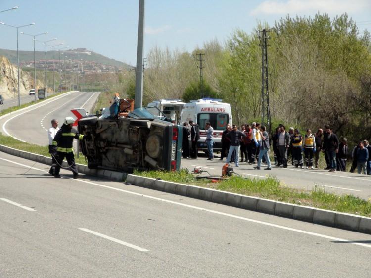 <p>Yozgat’tan Ankara istikametine gitmekte olan Savaş Durak (48)  yönetimindeki 66 AP 939 plakalı otomobil,  Yozgat- Ankara karayolu 4. kilometrede sürücünün direksiyon hakimiyetini kaybetmesi sonucu refüjde bulunan aydınlatma direğine çarptı.</p>
