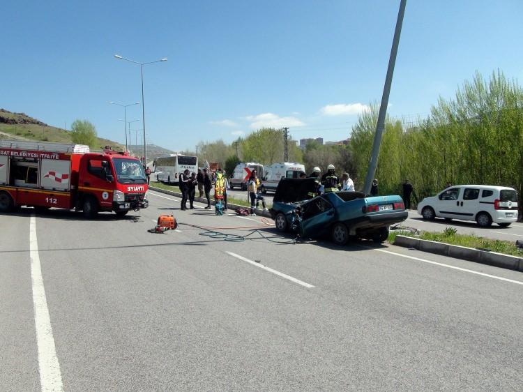 <p>Kazada araç sürücüsü  ile araçta bulunan Cennet Durak olay yerinde hayatını kaybetti.</p>
