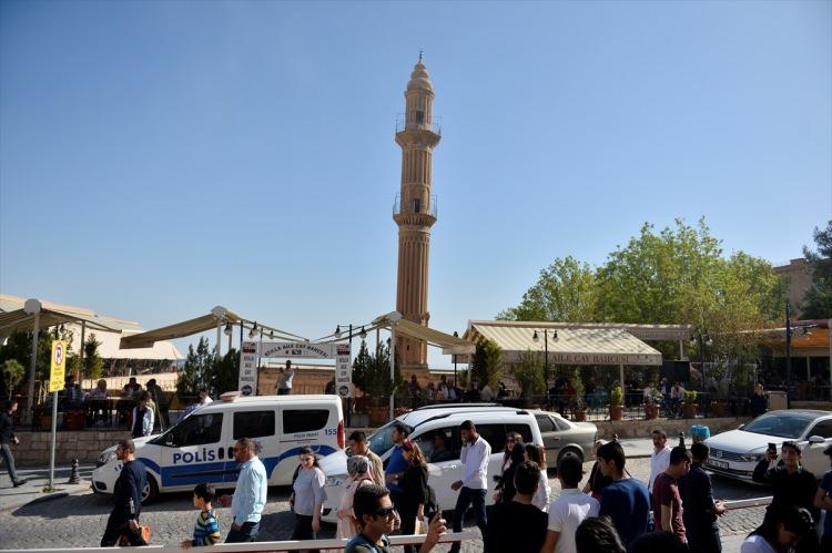 <p>Güvenlik güçlerinin bölgedeki bazı yerleşim birimlerinde başarıyla  yürütülen operasyonların ardından bölgede huzurun hakim olduğuna işaret eden  Yaman,"Terör operasyonlarının ardından bölgenin huzura kavuşması, misafir  sayısının artmasında önemli etken oldu. </p>
