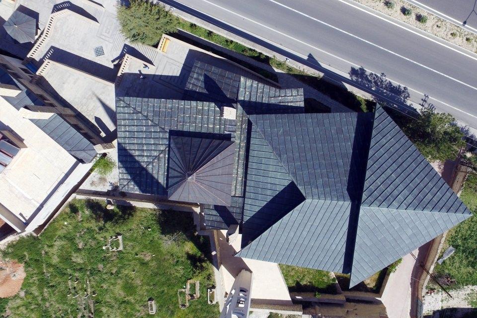 <p>"Caminin beşgen yapısı İslam'ın 5 şartını, 6 köşesi de imanın altı şartını simgeliyor. Beşgen mimari döneminin yapıları arasında ilktir. Minarede de aynı şekilde İslam'ın beş şartı dikkate alınmıştır. Selçuklu eserlerine benzer, kubbe kullanılmamış, farklı bir çatı ile kapatılmıştır. Işık içeriye tavandan yansıyarak giriyor Mekan bir bütündür ve içinde kolon yoktur. Duvarlar yukarıya doğru açılarak geniş bir iç hacim sağlanmıştır."</p>

<p> </p>

