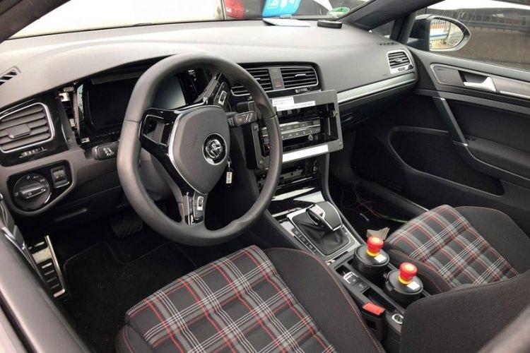 <p>Volkswagen, rakiplerinin aksine yeni nesil Golf'te hem üç hem de 5 kapılı seçenekleri sunacak. Mevcut modelle aynı şasiyi kullanmasına rağmen aracın daha uzun ve geniş olması ve daha geniş iç mekan sunması da dikkati çekiyor. Klasik Golf modelleri 3 veya 4 silindirli turboşarj benzinli modele de sahip olacak. Dizel motorlu versiyonun da geliştirilme safhasında olduğu söyleniyor.</p>

<p> </p>
