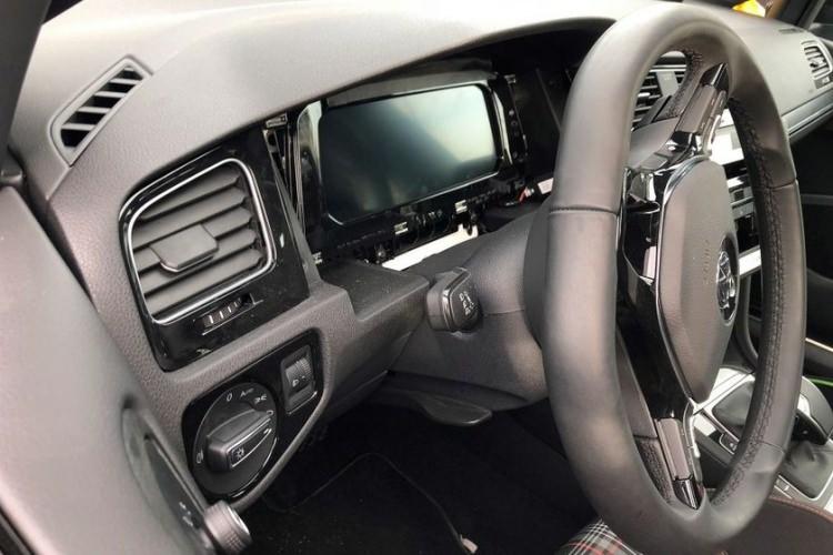<p>8. nesil Golf R için kritik noktalardan biri de dört çekere geçeceği söylentisi ve önceki Haldex sisteminin yerine arka aksta elektrikli teknolojinin gelmesi. Elektrikli motorun performansa getireceği bir yana Haldex sisteminde öne ağırlık veren güç dengesi yeni yapı sayesinde ön ve arkadan çok daha iyi bir kontrol sağlayabilir.</p>
