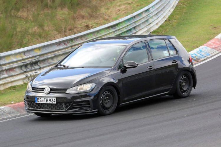 <p><strong>2020 MODEL GOLF NE ZAMAN ÇIKACAK?</strong></p>

<p>Yenilenen Golf'te iç mekan ve bilgi eğlence ekranı da değişiyor. Polo ve Touareg SUV modellerinde karşımıza çıkan 15 inçlik geniş ve gösterişli ekranların bir benzerinin otonom sürüş ve güvenlik teknolojileriyle birlikte 2020 Golf'te de olması muhtemel.</p>
