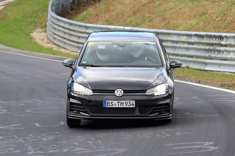 <p>Sekizinci nesil Golf için Wolfsburg fabrikasına 3.5 milyar dolar civarında yatırım yapacak olan Volkswagen, 2020 model Golf üretimine yaz ortasında, Avrupa satışlarına da yılınson çeyreğinde başlayacak.</p>
