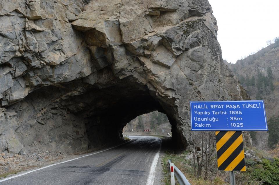 <p>Sarıfakıoğulları, yoldaki çalışmaların belli bir aşamaya gelmesinin  ardından sarp kayalık bir alana varıldığını ifade ederek, "İşçilerin bu sarp  alanı geçememesi üzerine, bizzat merhum Valimiz Halil Rıfat Paşa, yerinde  inceleme yaparak işçilere 'eğer her birimiz bir yumruk büyüklüğünde taş  çıkarırsak burayı aşarız ve unutmayın ki gidemediğiniz yer sizin değildir'  düsturuyla talimatlarını iletiyor ve tünel böylelikle açılıyor." dedi.</p>

