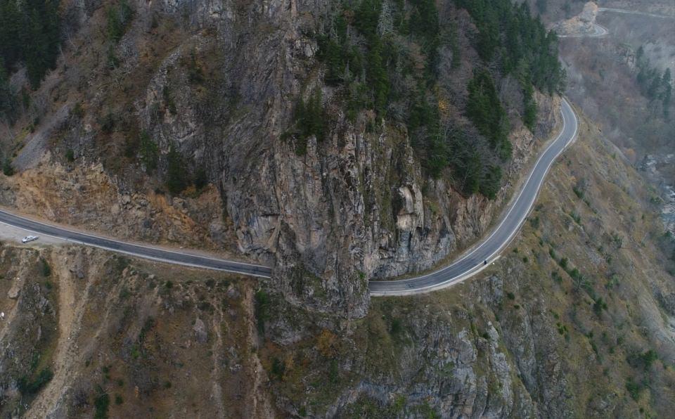 <p>Biliyorsunuz artık boğazı tüp tünellerle geçiyoruz. Giresun'da da İl Özel İdaremize bağlı yaklaşık 7 bin kilometre yol ağı var, diyebilirim ki çok büyük oranda bayındır kılmış durumdayız. </p>