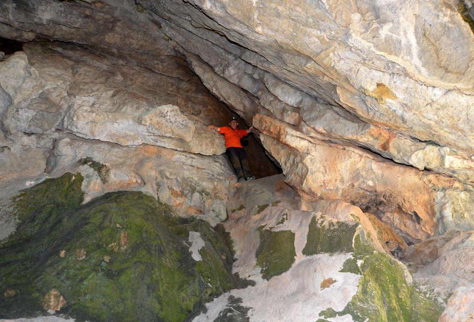 <p>Bitlis'in Mutki ilçesinde dik ve zorlu kayalıklar arasında bulunan ve uzunlukları 1,5 kilometre civarında iki mağara ile içindeki milyonlarca yıllık oluşumlar görenleri hayran bırakıyor.</p>
