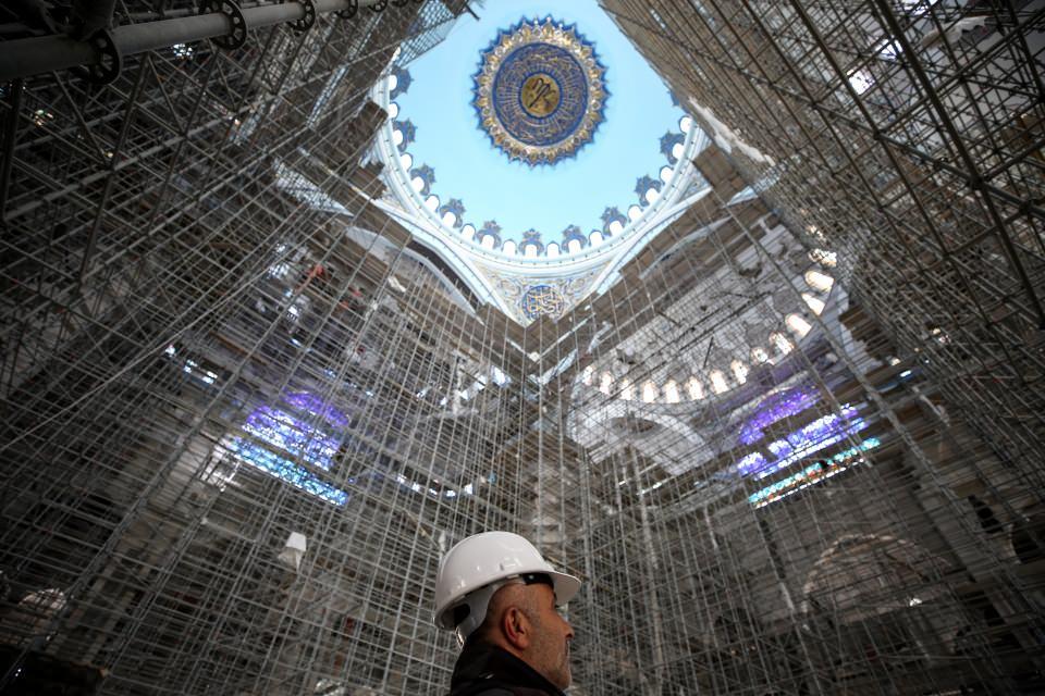 <p>Osmanlı-Selçuklu mimari tarzı ile günümüz çizgilerinin bütünleştiği, cami inşasında birçok yeniliğin ve farklılığın hayata geçirildiği Çamlıca Camisi'nin 350 bin metreküplük çelik iskelesi sökülmeye başlandı.</p>
