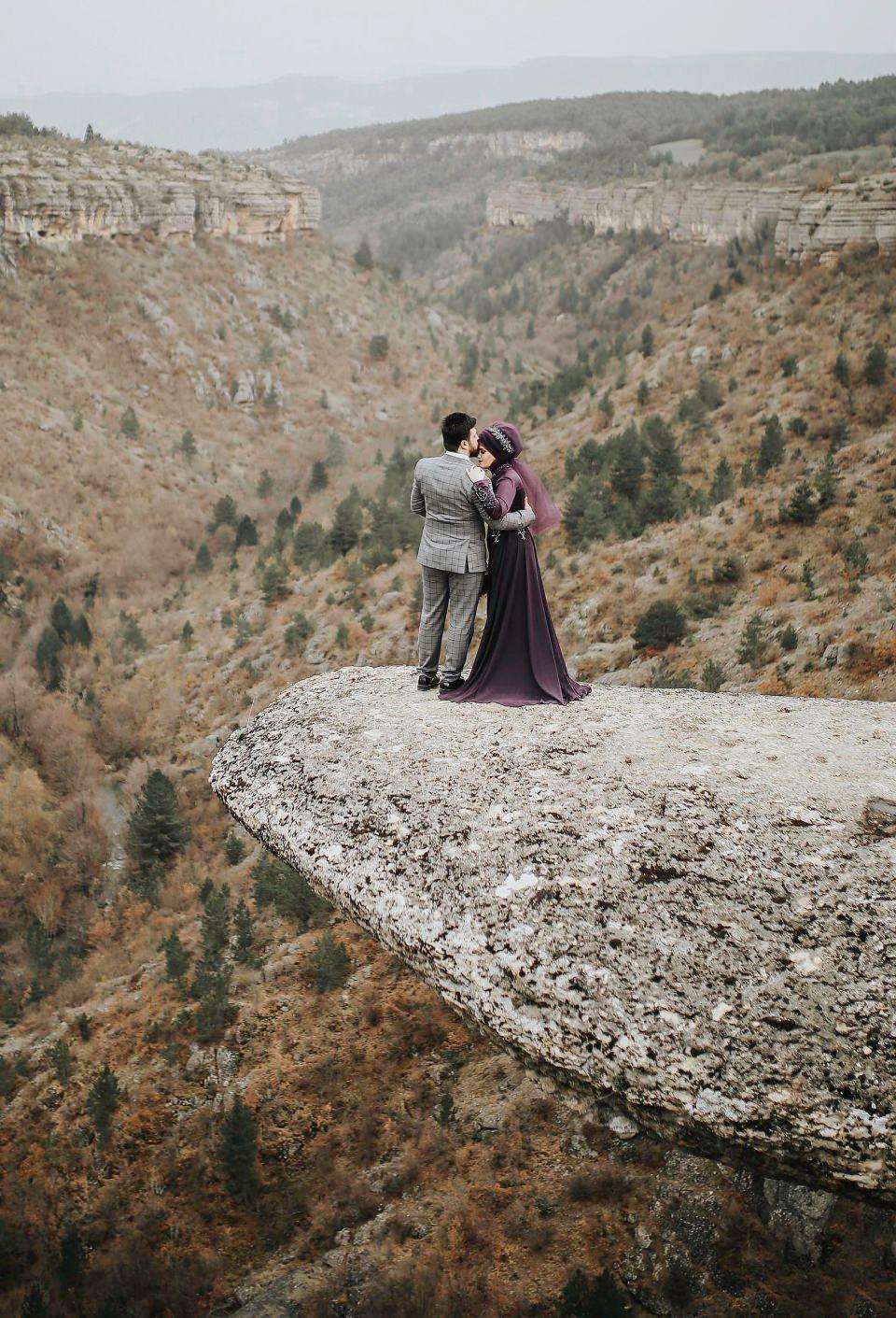 <p>Karabük'ün Safranbolu ilçesi Sırçalı Kanyonu'nda bulunan 'taş teras' ziyaretçi akınına uğruyor. Yüksekte bulunan taşın üzerine çıkanlar farklı pozlar vererek, fotoğraf çektiriyor.</p>

<p> </p>
