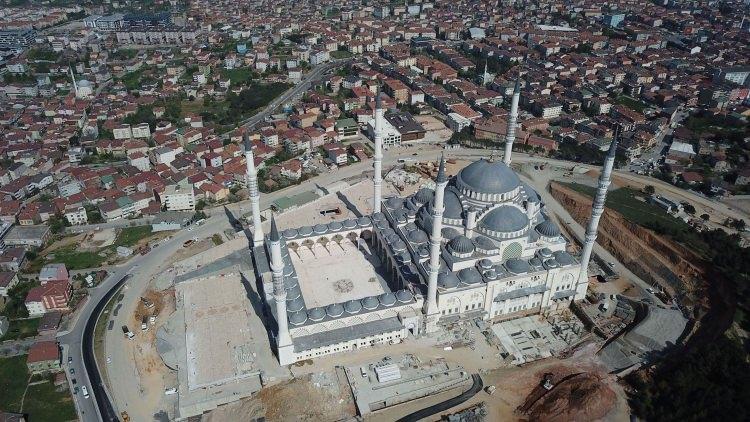 <p><strong>İmanın şartını temsilen</strong> 6 minareli inşa edilen Çamlıca Camisi'nin üç şerefeli 4 minaresi <strong>Malazgirt Zaferi'ne ithafen</strong> 107,1 metre, iki şerefeli 2 minaresi ise 90 metre yüksekliğinde.</p>
