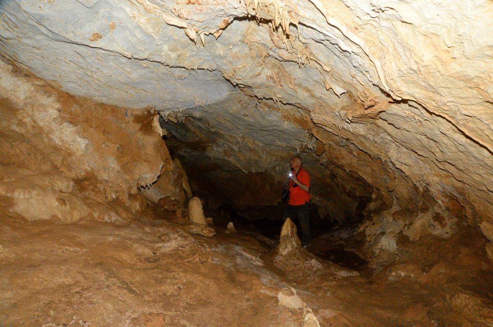 <p>Dağın eteğindeki dik kayalıklardan yaklaşık iki saat süren zorlu tırmanışın ardından ulaşılan mağara, milyonlarca yıllık el değmemiş doğallığını koruyor.</p>

<p> </p>
