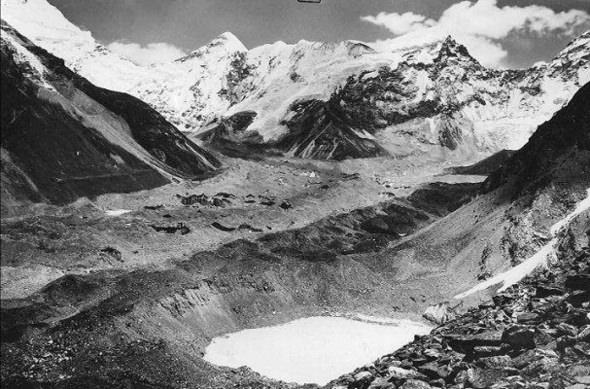 <p>1956 yılının sonbaharında Amphu Gölü'nün üstündeki bir noktadan görüldüğü gibi, Imja Buzulunun Himalayalar'da eritilmesi.</p>

<p> </p>
