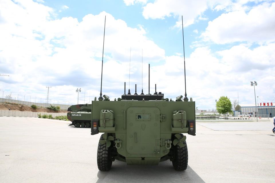 <p>Malezya’nın yanı sıra Filipinler ordusuna hizmet veren ZMA-15 sınıfı araçlar ve yakın zamanda Endonezya ordusu için geliştirilen orta sınıf tank KAPLAN MT, FNSS'in bölgedeki güvenilir Türk savunma firması konumunu güçlendiriyor.</p>

<p> </p>
