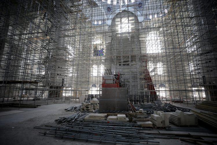 <p>Çamlıca Cami, <strong>halı serili alanında 25 bin, avluda 12 bin 500, dış avluda 22 bin 500 olmak üzere toplam 60 bin kişinin aynı anda ibadet edebileceği bir cami </strong>kompleksi olarak tasarlandı.</p>
