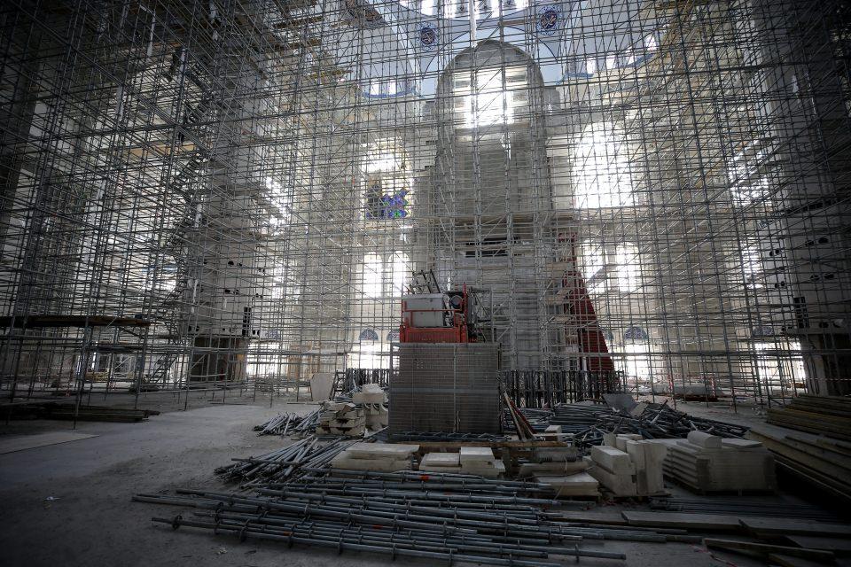 <p>Ama bizim için sosyal anlamda en önemli özelliği, hanımlara yönelik pozitif işlerin daha çok yapıldığı bir cami olacak. Çünkü projemizin konsept mimarı iki hanım mimar. Hanımların abdest alma mahallinde kişisel bakım odası, çocuk emzirme odası, çocuk bakım odası yer alacak. Hanımlar kendilerine özel asansörlerle camideki mahfil katlarına çıkacak. Mahfil katlarımız da halısının renginden, duvardaki yazısına kadar hanımlara göre dizayn edildi."</p>