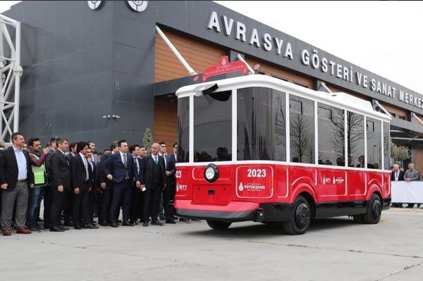 <div><strong>AKILLI ŞEHİR UYGULAMALARI</strong></div>
<div> </div>
<div>Bakan Özlü, "Akıllı şehirleri, ülkemizin dijital dönüşüm yol haritasının önemli bir parçası olarak görüyoruz. Bilim Merkezi, Teknoloji Üssü, İleri Sanayi Ülkesi Türkiye hedefimiz için akıllı ve dijital şehir uygulamalarını, bir kaldıraç olarak değerlendiriyoruz. Türkiye, kadim bir medeniyete ve köklü bir şehirleşme geleneğine sahiptir. Bütün şehirlerimiz; kimliklerini tarihimizden, kültürümüzden, sanatımızdan ve geleneklerimizden almaktadırlar. Türkiye'nin hangi şehrine giderseniz gidin binlerce yıllık tarihin ve medeniyetin izlerini görürsünüz. Bizler şehirlerimizi korumaya ve medeniyet ışığımız altında inşa ve ihya etmeye kararlıyız. Bunu yaparken modernliğin getirdiği kavramlara da kucak açacağız. 81 ilimizde ve 921 ilçemizde akıllı şehir uygulamalarını, vatandaşlarımızın hizmetine sunmaya devam edeceğiz" diye konuştu. Konuşmadın ardından Bakan Özlü ve açılışa katılanlar, kongrenin açılış kurdelesini kesti.</div>