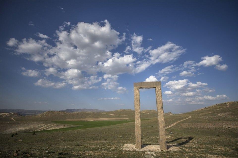 <p>Eserleri Google Earth’te görülebilen Rogers'in, Kapadokya’da insanın tarihteki kültürel gelişimi ile bölgenin değerlerini yansıtan çalışmasında "at, Kibele heykeli, seten taşı (düven taşı), melek yüzlü kuş, hayat ağacı, çift gövdeli tek başlı aslan, taş devri ve ilk tapınak" adını verdiği heykeller bulunuyor.</p>

<p> </p>
