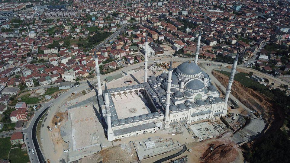 <p>Çamlıca Cami, halı serili alanında 25 bin, avluda 12 bin 500, dış avluda 22 bin 500 olmak üzere toplam 60 bin kişinin aynı anda ibadet edebileceği bir cami kompleksi olarak tasarlandı. Camide aynı anda 8 cenazenin namazı kılınabilecek.</p>
<p> </p>