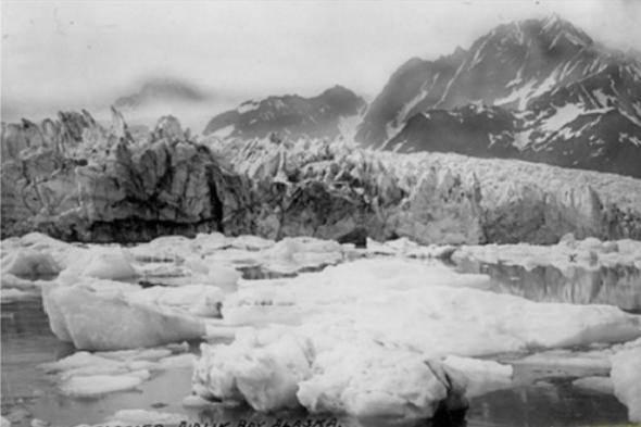 <p>Bu kez kutuplara doğru uzanalım. Yer Alaska... Pedersen Buzulu'nun 1917 yazında çekilen bir görüntüsü...</p>

<p> </p>
