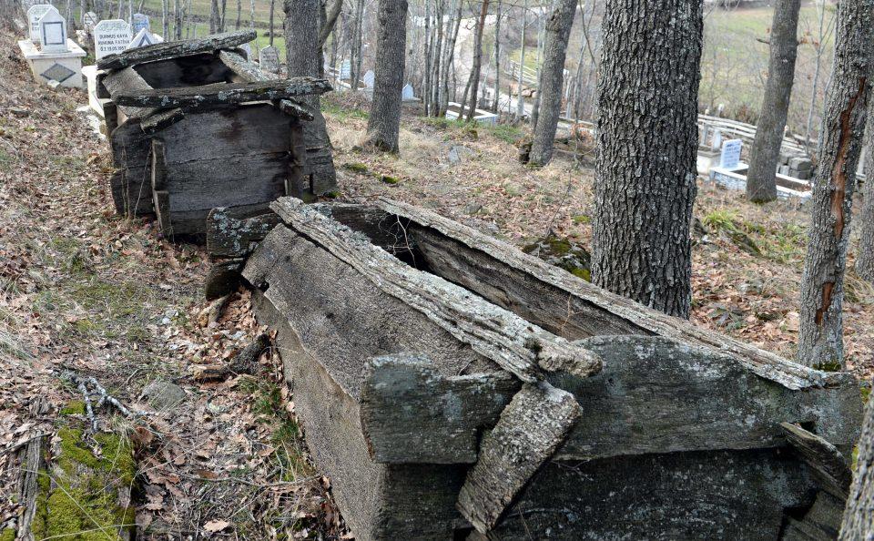 <p>Tokat'ın Niksar ilçesine bağlı Büyükyurt köyündeki kabristanda bulunan çantı tekniği ile yapılmış ahşap mezarların sırrı henüz çözülemedi. Bölgede başka köylerde rastlanmayan ikisi tahrip olmuş 19 mezarın neden ahşaptan yapıldığı bilinmiyor.</p>

