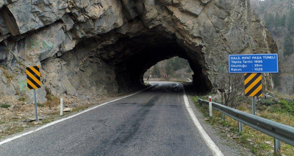 <p>Kelkit vadisini, dönemin şartlarında Karadeniz'e bağlayan ilk yol  olması itibariyle Halil Rıfat Paşa Tüneli'nin çok önemli olduğuna dikkati çeken  Sarıfakıoğulları, "Bu vesileyle bizler, hem talimatları verip yurt sathında  ulaşım altyapısının iyileştirilmesi noktasında büyük emekleri olan Sultan 2.  Abdulhamit Han Hazretleri'ni, hem Sivas Valimiz Halil Rıfat Paşa'yı,  Şebinkarahisar mutasarrıfını ve çalışanları buradan yad ediyoruz. Allah  mekanlarını cennet etsin." ifadelerini kullandı.</p>
