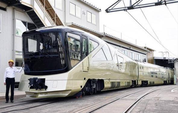 <p>Japonya'da süit tren Shiki-shima yolcularına en üst lüks deneyimi yaşatmak için tasarlandı. Tren biletleri 2 bin 800 dolar ile 10 bin dolar arasında değişiyor. Trenle iki ya da dört günlük geziler yapmak mümkün.</p>

<p> </p>
