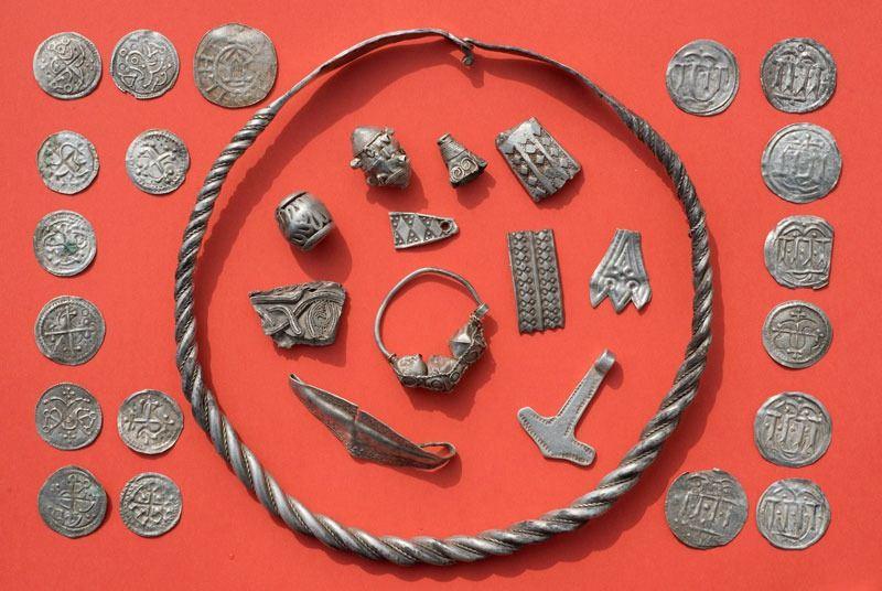 <p>Haftasonu ikilinin gümüşü buldukları alanda yerel arkeoloji kurumunun da desteğiyle yapılan ve 400 metrekarelik bir alana yayılan kazıda ortaya bir hazine çıktı. Kazıda bulunanlar arasında Osmanlı, Bizans, Saksonya ve Danimarka'ya ait gümüş sikkeler var.</p>

<p> </p>
