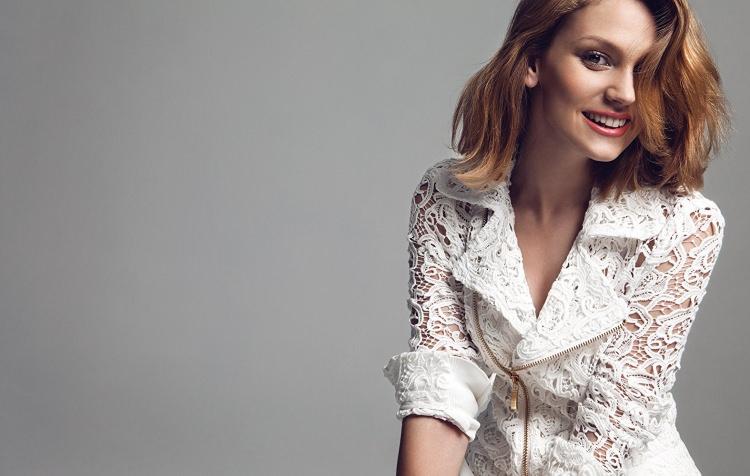 <p><strong>FARAH ZEYNEP ABDULLAH </strong></p>
<p>Mükemmel bir fotoğraf çekimi isteyen Farah, fotoğraflarını saç teline kadar inceleyip ekiptekileri uğraştırabiliyor.</p>