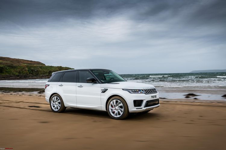 <p>Öte yandan bu ay itibarıyla yenilenen tasarımı ve teknolojisi ile Yeni Range Rover Sport, 240 beygir İngenium dizel motor seçeneğiyle Borusan Otomotiv'de yerini aldı.</p>
