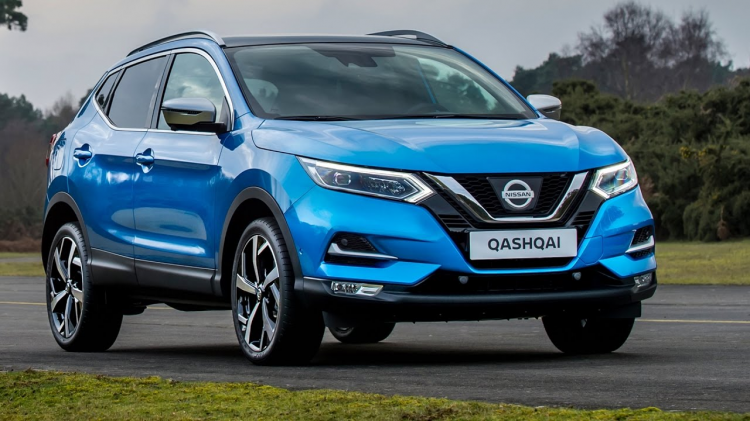 <p><strong>QASHQAİ YENİLENDİ</strong></p>

<p>TÜRKİYE ve Avrupa’nın en çok satan SUV modeli Qashqai, yenilenen tasarımı ve geliştirilen sürüş performansıyla Türkiye’de. YeniQashqai’de ben- zinli ve dizel motor seçenekleri, altı ileri manuel veya X-Tronic şanzıman seçenekleriyle ve 2 veya 4 çekiş opsiyonuyla sunuluyor. </p>

