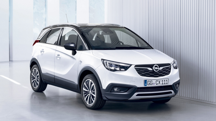 <p>Crossland X’in, full adaptif LED farlan, Head Up Display ekranı ve panoramik arka görüş kamerası var. Grandland X ise 1.2 litre 130 bg. benzinli ve 1.6120 bg. dizel motor ve 6 ileri manuel ve otomatik şanzımanın yam sıra Start/Stop özelliğini de standart sunuyor.</p>