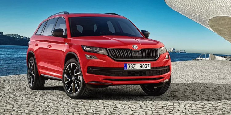 <p>Kodiaq, Ambition, Style ve Prestige olmak üzere 3 donamm seviyesine sahip. 125 beygir ile 190 beygir arasında değişen güçler sunan motorları tercihe göre 6 ileri manuel veya 6-7 ileri DSG otomatik şaımmanla satın alınabiliyor. Standart 5, opsiyonel 7 koltuk sunan Kodiaq, aym zamanda 2 çeker veya 4 çeker seçeneklerine sahip.</p>
