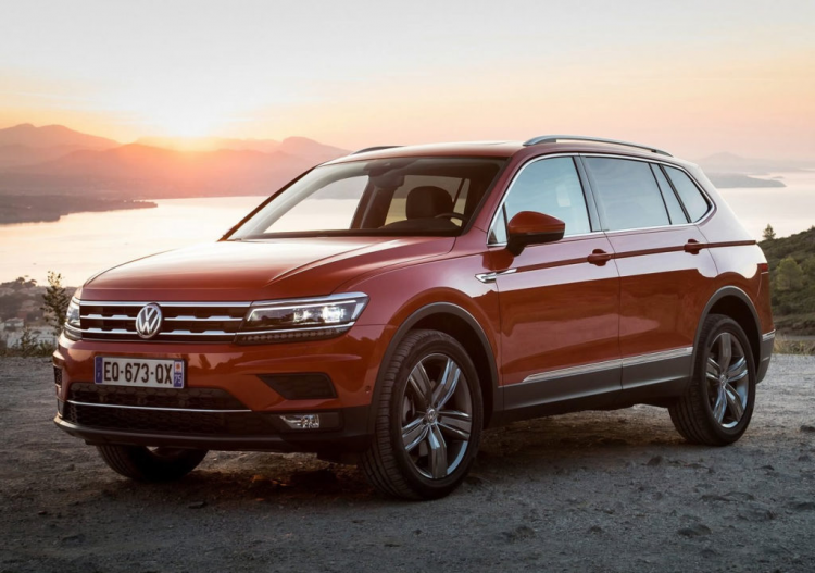 <p><strong>HAYALLERİNİZ KADAR GENİŞ</strong></p>

<p>VOLKSWAGEN Binek Araç SUV model ailesini daha büyük yeni bir model olan Tiguan Allspace ile genişletiyor. Tercihe göre yedi yolcu kapasi­tesi sunan model, geniş iç mekanı, yüksek ekip­man seviyesi, daha geniş bagaj kapasitesi, akıllı teknolojileri ve konfor öğeleri Ue tüm ihtiyaçları karşılayacak özelliklere sahip.</p>
