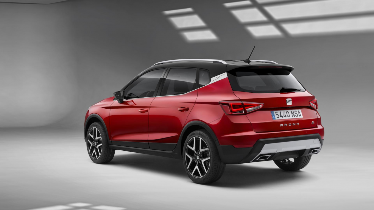 <p>Seat markası da bu segmente Arona ile iddialı bir giriş yaptı ve otomobilin dizel versiyonunu satışa sundu. 1.6 TDI95 beygirlik otomatik versiyonu Sty- ve Xcellence donanım seviyelerine sahip Arona 100 km’de ortalama 4,2 İt yalat tüketiyor. Arona 1.6 TDI otm. 135 bin TL’den başhyor. Aynca bu ay Leon velbiza’da yüzde 9’a varan indirimler sunuluyor.</p>
