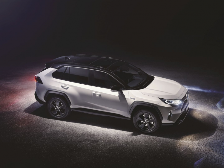 <p><strong>RAV4 TAMAMEN YENİLENDİ</strong></p>

<p>ÖNCÜSÜ olduğu SUV segmentinde 2017 yılını 800 bin 607 adetlik satışla “Dünyanın en çok ter­cih edilen SUV modeli” olarak tamamlayan RAV4 tamamen yeni Global Mimari Platformunda (TNG A) yenilendi. </p>
