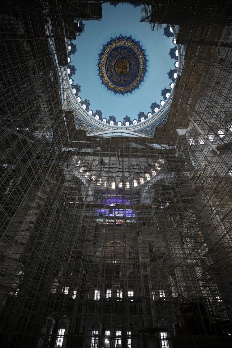 <p>Caminin <strong>72 metre yükseklikteki ana kubbesi İstanbul'da yaşayan 72 milleti,</strong> 34 metre çapındaki kubbesi İstanbul'u simgeliyor.</p>
